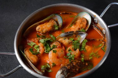 Fransız deniz ürünleri bouillabaisse çorbası, balık güveci ve sarımsaklı ekmek ile servis edilen midye.