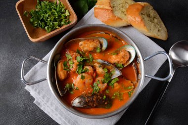 Fransız deniz ürünleri bouillabaisse çorbası, balık güveci ve sarımsaklı ekmek ile servis edilen midye.