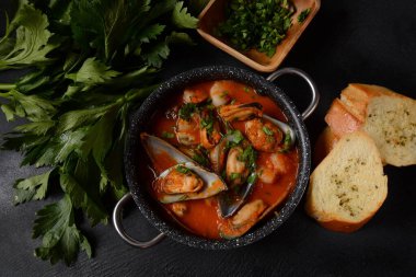 Fransız deniz ürünleri bouillabaisse çorbası, balık güveci ve sarımsaklı ekmek ile servis edilen midye.