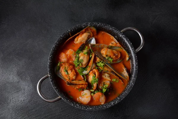 Fransız deniz ürünleri bouillabaisse çorbası, balık güveci ve sarımsaklı ekmek ile servis edilen midye.