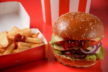 Amerikan burgeri ve patates kızartması. 