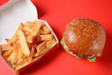 Amerikan burgeri ve patates kızartması. 