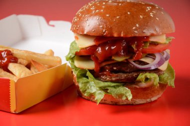 Amerikan burgeri ve patates kızartması. 