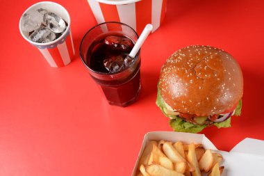 Amerikan burgeri ve patates kızartması. 