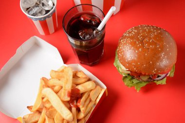 Amerikan burgeri ve patates kızartması. 