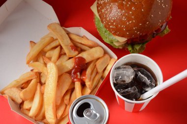 Amerikan burgeri ve patates kızartması. 