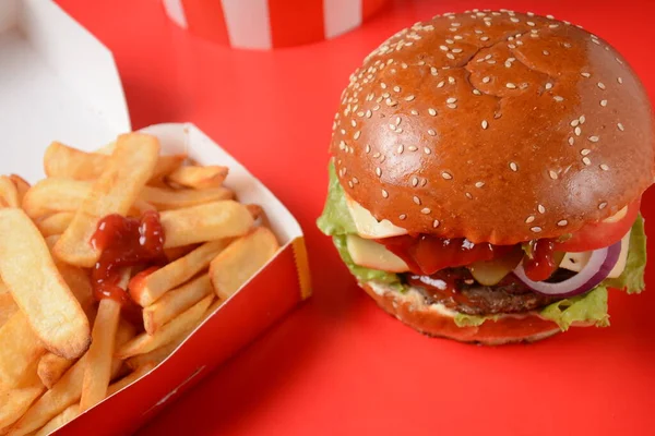 Amerykański Burger Frytki — Zdjęcie stockowe