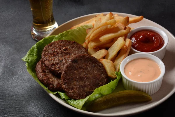 Burger Mięso Steki Frytki Sałatka Czarnym Tle — Zdjęcie stockowe