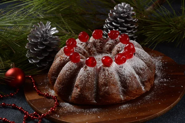 Weihnachten Und Neujahr Köstlicher Zitronenkuchen Mit Roten Süßkirschen Und Zuckerpulver — Stockfoto