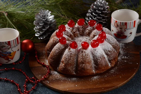 圣诞节和新年的概念 带有红甜樱桃和糖粉的美味柠檬蛋糕 — 图库照片