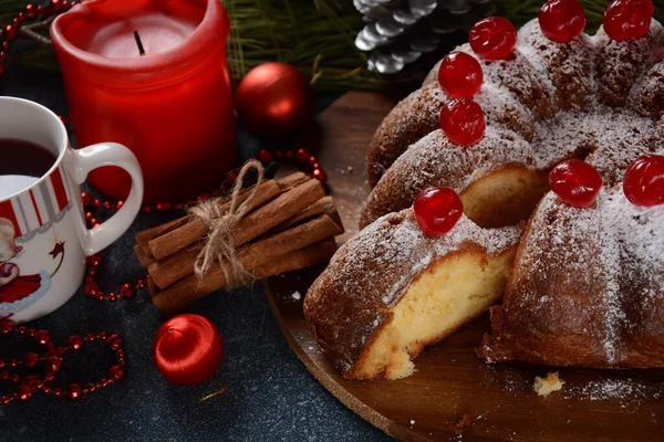 Weihnachten Und Neujahr Köstlicher Zitronenkuchen Mit Roten Süßkirschen Und Zuckerpulver — Stockfoto