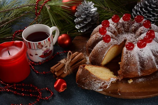 Weihnachten Und Neujahr Köstlicher Zitronenkuchen Mit Roten Süßkirschen Und Zuckerpulver — Stockfoto