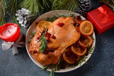 Baharatlı, portakallı ve otlu tam pişmiş tavuk. Noel yemeği konsepti.