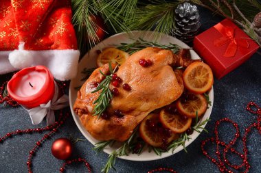 Baharatlı, portakallı ve otlu tam pişmiş tavuk. Noel yemeği konsepti.