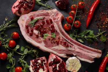 Siyah tahtada taze çiğ biftek ve baharatlı biftek.