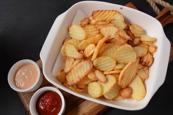 Batatas Fritas Caseiras Onduladas Molho Ketchup — Fotografia de Stock