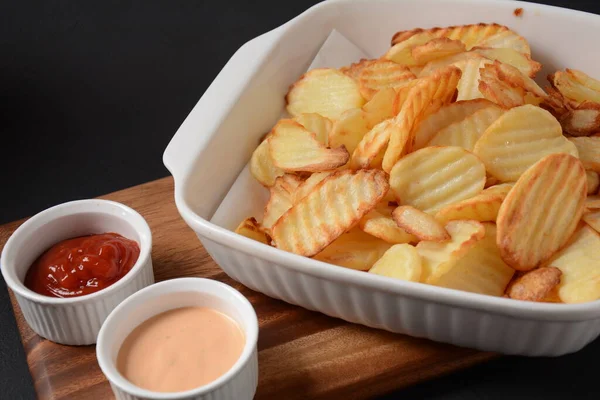 Batatas Fritas Caseiras Onduladas Molho Ketchup — Fotografia de Stock