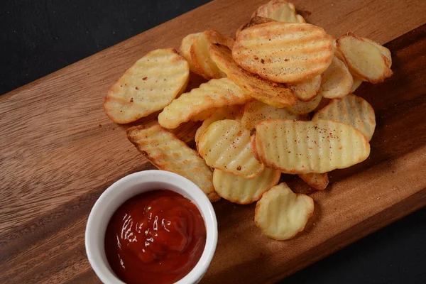 Batatas Fritas Caseiras Onduladas Molho Ketchup — Fotografia de Stock