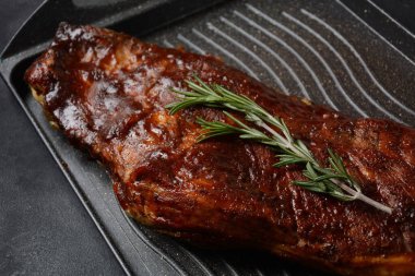 Domuz pirzolası, barbekü sosu ve balda karamelize edilmiş.