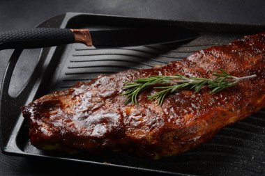 Domuz pirzolası, barbekü sosu ve balda karamelize edilmiş.