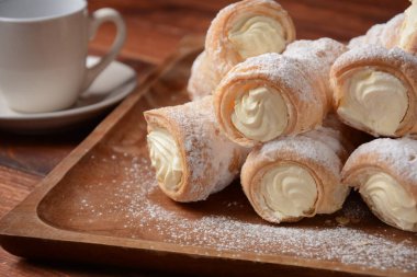 Zarif Fransız kremalı pastaları. Vanilya kremalı lezzetli boynuzlar.