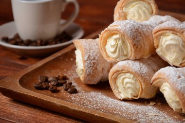 Zarif Fransız kremalı pastaları. Vanilya kremalı lezzetli boynuzlar.