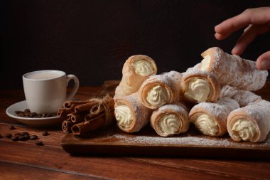 Zarif Fransız kremalı pastaları. Vanilya kremalı lezzetli boynuzlar.