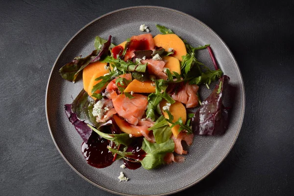 Ensalada Fresca Con Salmón Caqui Rúcula Anacardo Servido Con Salsa —  Fotos de Stock