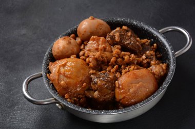 Yahudi mutfağı - Kolent (Hamin). Yahudi Şabat öğle yemeği için geleneksel ana yemek, patates, fasulye, arpa, buğday ve kahverengi yumurta ile yavaş pişirilmiş biftek güveci.