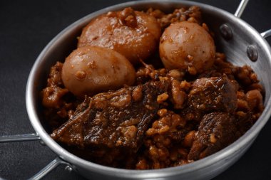 Yahudi mutfağı - Kolent (Hamin). Yahudi Şabat öğle yemeği için geleneksel ana yemek, patates, fasulye, arpa, buğday ve kahverengi yumurta ile yavaş pişirilmiş biftek güveci.