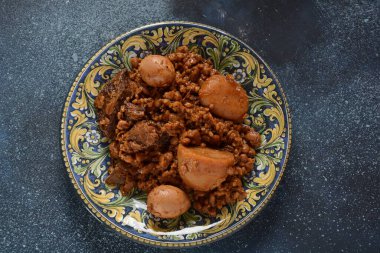 Yahudi mutfağı - Kolent (Hamin). Yahudi Şabat öğle yemeği için geleneksel ana yemek, patates, fasulye, arpa, buğday ve kahverengi yumurta ile yavaş pişirilmiş biftek güveci.
