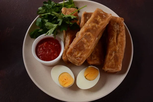 Jachnun Jahnun Yemenite Jewish Pastry 토마토와 Zhug 제공되며 Adeni 유대인에서 — 스톡 사진