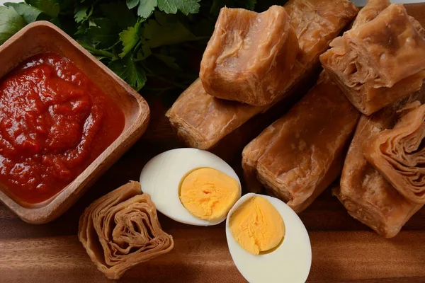 Jachnun Jahnun Pastelería Judía Yemenita Servido Con Tomate Fresco Rallado — Foto de Stock