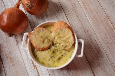 Kızarmış ekmek ve çedar peynirli Fransız Soğan Çorbası