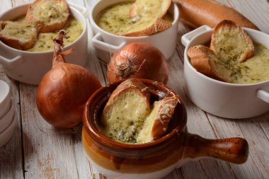 Kızarmış ekmek ve çedar peynirli Fransız Soğan Çorbası