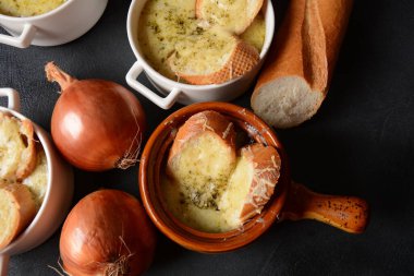 Kızarmış ekmek ve çedar peynirli Fransız Soğan Çorbası