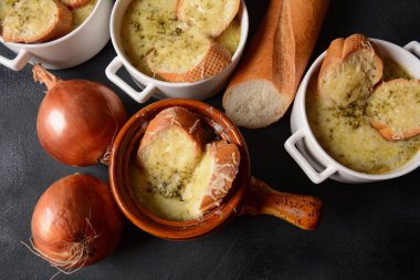 Kızarmış ekmek ve çedar peynirli Fransız Soğan Çorbası