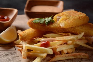 Geleneksel İngiliz Yemekleri, Balık ve Cips. Kızarmış balık filetosu ve kızarmış patates kızartması ketçap ve ev yapımı tarter sosuyla servis ediliyor..