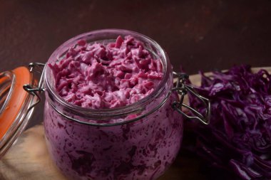 Cam kavanozda mayonez salatası ve kırmızı lahana.