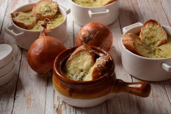 Franse Uiensoep Met Geroosterd Brood Cheddar Kaas — Stockfoto