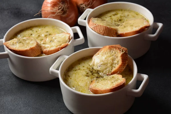 Franse Uiensoep Met Geroosterd Brood Cheddar Kaas — Stockfoto