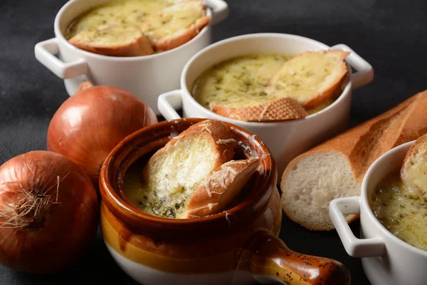 Franse Uiensoep Met Geroosterd Brood Cheddar Kaas — Stockfoto