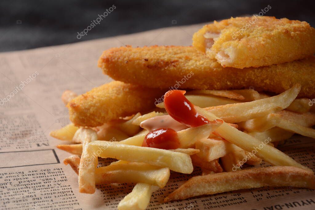 Traditional English Food Fish and Chips (en inglés). Filetes de