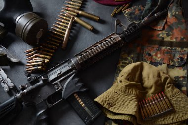 Kamuflaj üniformalı saldırı tüfeği (M4A1), ordu için askeri teçhizat, mermi ve şarjör.