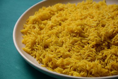 Sarı yabani pirinç, körili zerdeçal baharatıyla pişirilir.