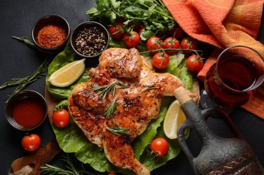 Izgara kızarmış tavuk Tabaka. Gürcü mutfağı.