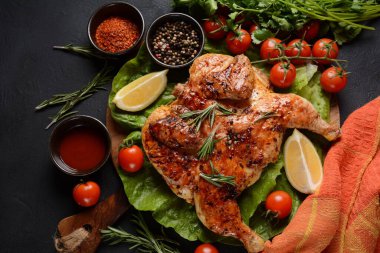 Izgara kızarmış tavuk Tabaka. Gürcü mutfağı.