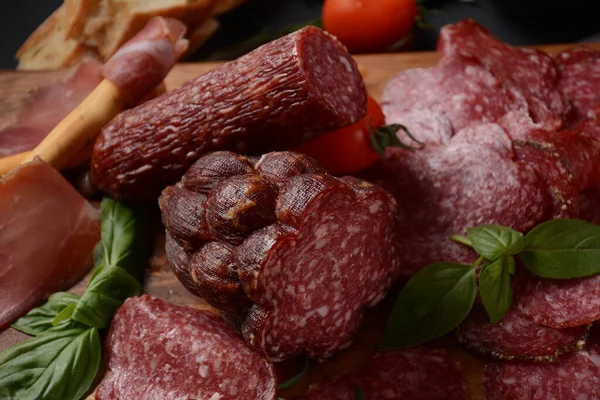 Antipasto Schotel Salami Gerookte Worst Olijven Met Grissini Broodstokjes — Stockfoto