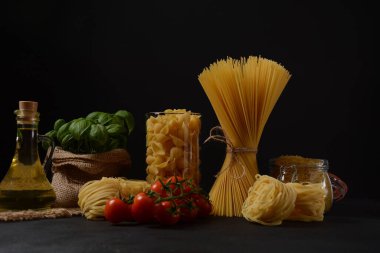 Çeşitli İtalyan makarnaları. Pişmemiş spagetti, tagliatelle. Makarna için İtalyan yemekleri.