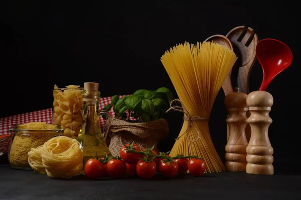 Vários Tipos Massas Italianas Esparguete Não Cozido Tagliatelle Ingredientes Alimentares — Fotografia de Stock